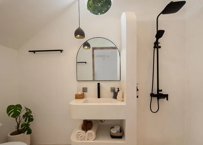 Cozy New 2 Bdr Close To ウルワツ